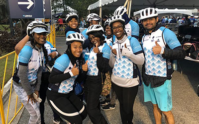 group of riders give a thumbs up at lowvelo 2019